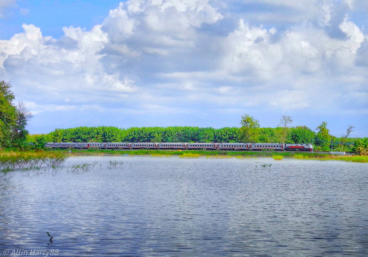 allin_harry's tweet photo. Ka. Matarmaja melintas di wilayah Saradan, Madiun 

@KAI121 
#keretaapikita
@keretaapikita 
#kai121
#fotosepur
@fotosepur https://t.co/m8tsKscs9H