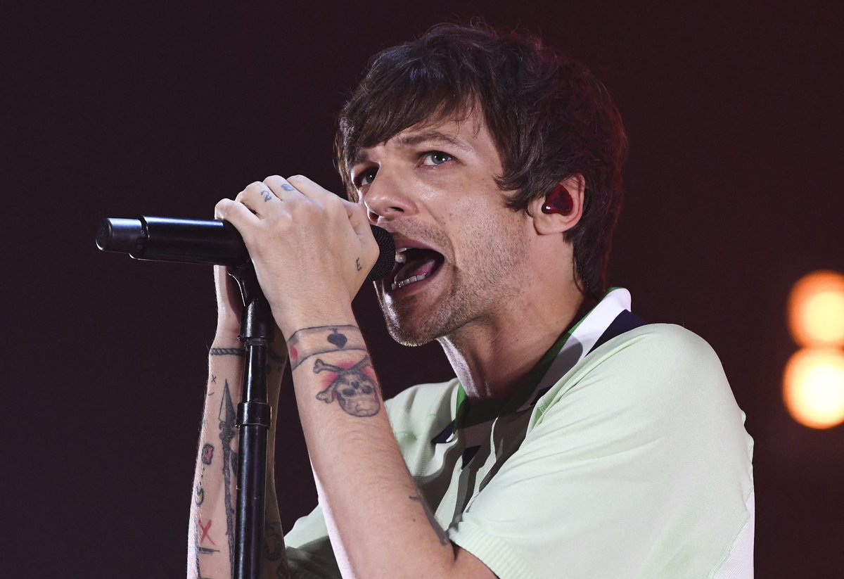 fitflouisst's tweet photo. ABRO HILO DE FOTOS/VIDEOS DE LOUIS TOMLINSON EN SU CONCIERTO EN URUGUAY 💗 RT PARA SALVAR VIDAS https://t.co/qt3ifzZnxx