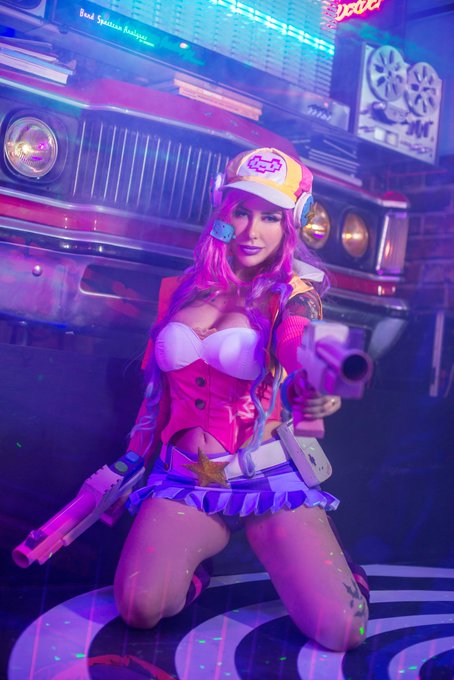 Who's still into LoL? Finally I can share my Miss Fortune ARCADE with you ~~  Costume by @miccostumes AMAZING<a href="/tag/theotakubox"class="tags"><span>#theotakubox</span></a>