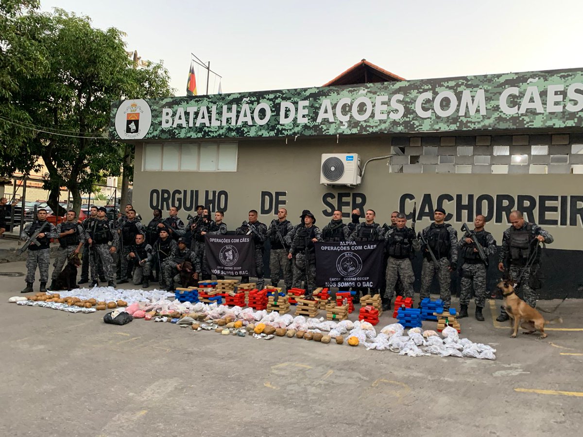PenhaNewsRJ's tweet photo. Em continuidade às ações no Complexo da Penha, equipes do #BAC/#PMERJ apreenderam grande quantidade de #drogas, durante patrulhamento na Vila Cruzeiro, nesta terça-feira. https://t.co/siCzDxaUxa