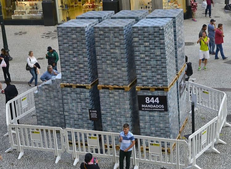 SF_Moro's tweet image. A corrupção durante o governo do PT causou um prejuízo estimado pela PF em 42 bilhões de reais. Quem deve ressarcir quem? Boa noite.