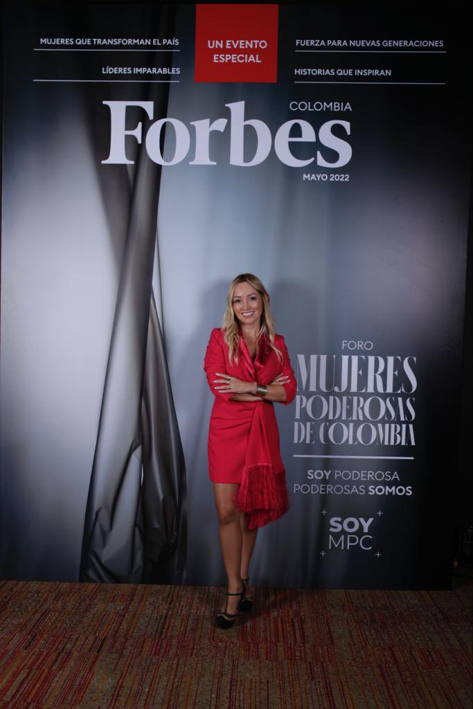 AngelaZuluaga25's tweet photo. Gracias @forbescolombia por este espacio maravilloso donde pude compartir con mujeres que están transformando a Colombia. #MujeresPoderosas2022 #50mujeresforbes #CocaCola https://t.co/D09hA602Ar