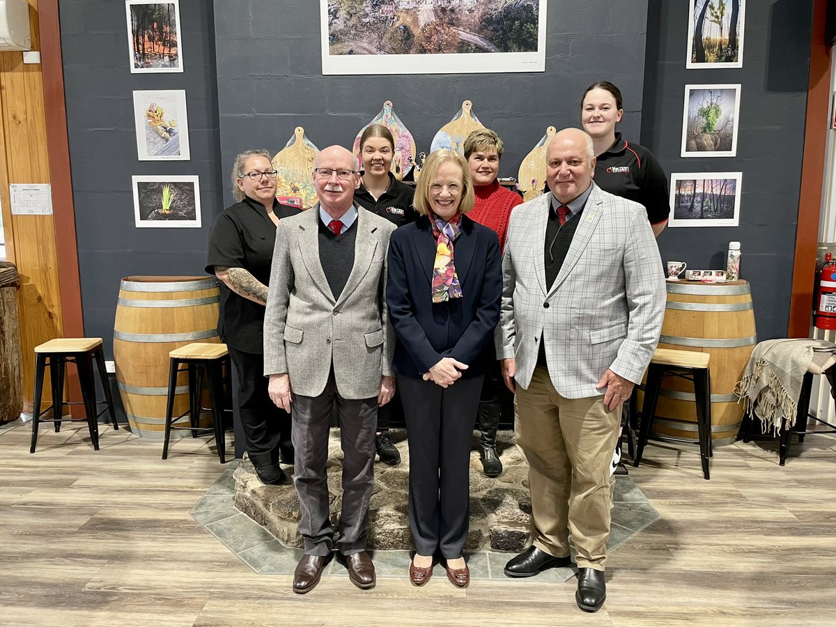 Her Excellency and Professor Nimmo attended a working lunch with Southern Downs Regional Council Mayor, Councillor Vic Pennisi at Vincenzo’s Café in Thulimbah.