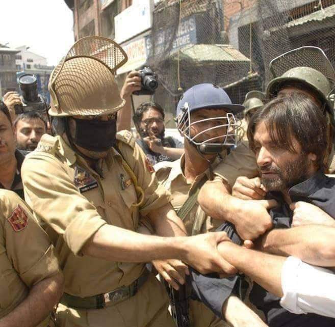 تدفین میرے جسم کی ہو جائے گی لیکن
تم کیسے اتارو گے میرے خواب لحد میں!