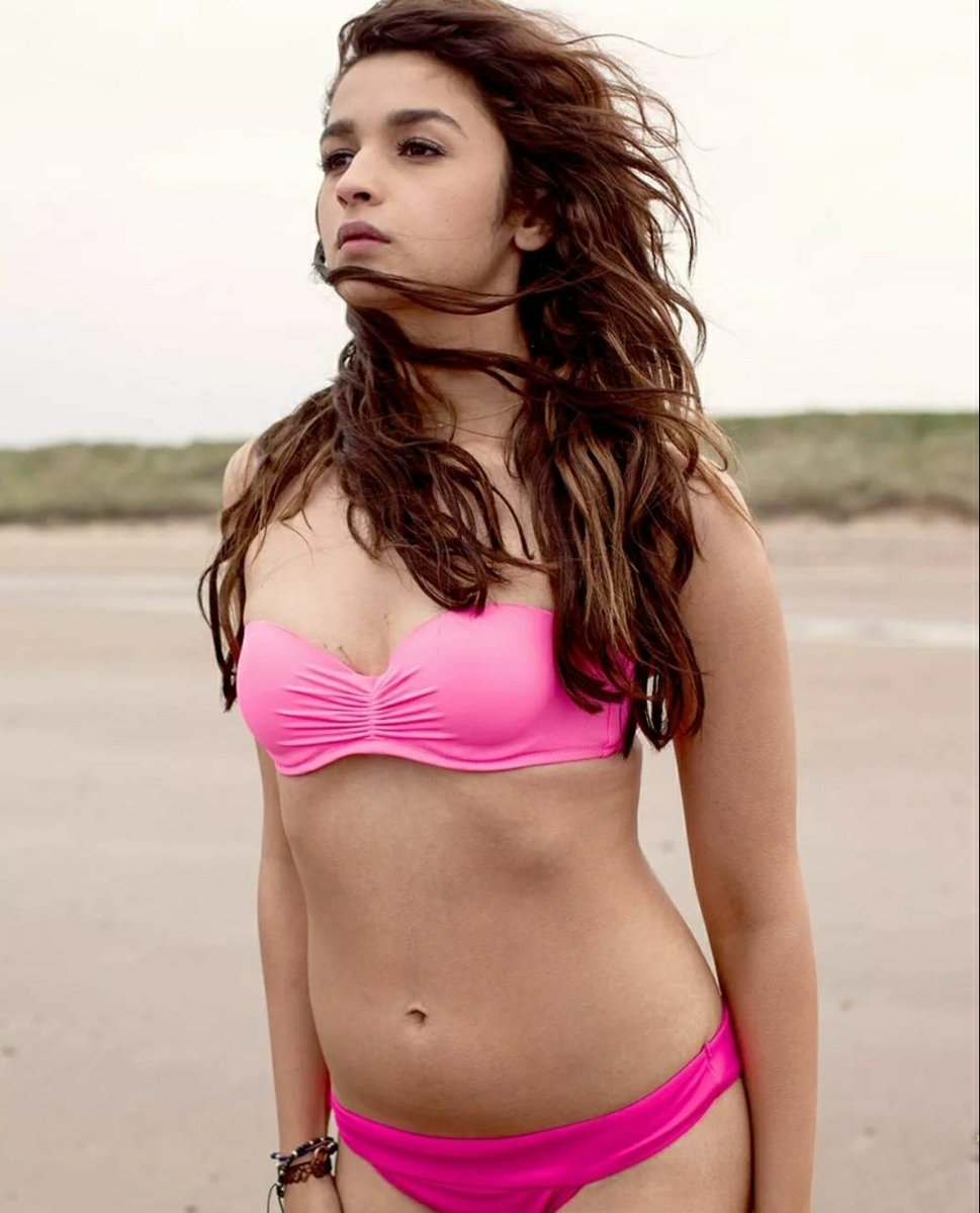 acviralhub's tweet photo. Alia Bhatt 💖😍 https://t.co/B0PsA88IYJ