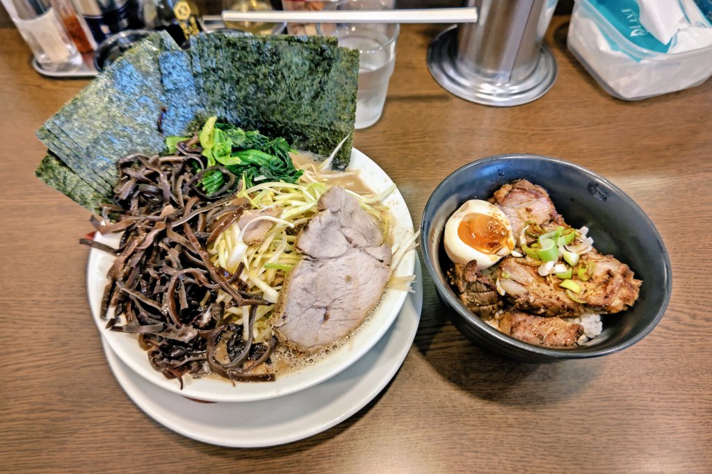 Dai金 うまいヨゆうちゃんラーメン ネギラーメン のり きくらげ チャーシュー丼 今回は遅めの昼食でこちらへ訪問 骨粉のザラつきまで感じられる濃厚だが重さのないどっ豚骨 スープが メチャ美味いヨ ネギや木耳の食感 もいい感じで 卓上のフライド