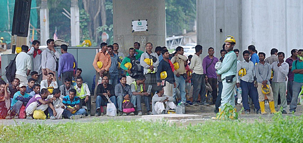 Korang pernah terfikir tak kenapa orang asyik cari pekerja asing kalau nak repair kerosakan atau renovate rumah?

Jangan kata tuan rumah, sesetengah kontraktor pun ada yg sub kerja dekat pekerja2 asing ni...

Sebab apa pekerja asing menguasai industri ni? Meh min ceritakan..👇🏽