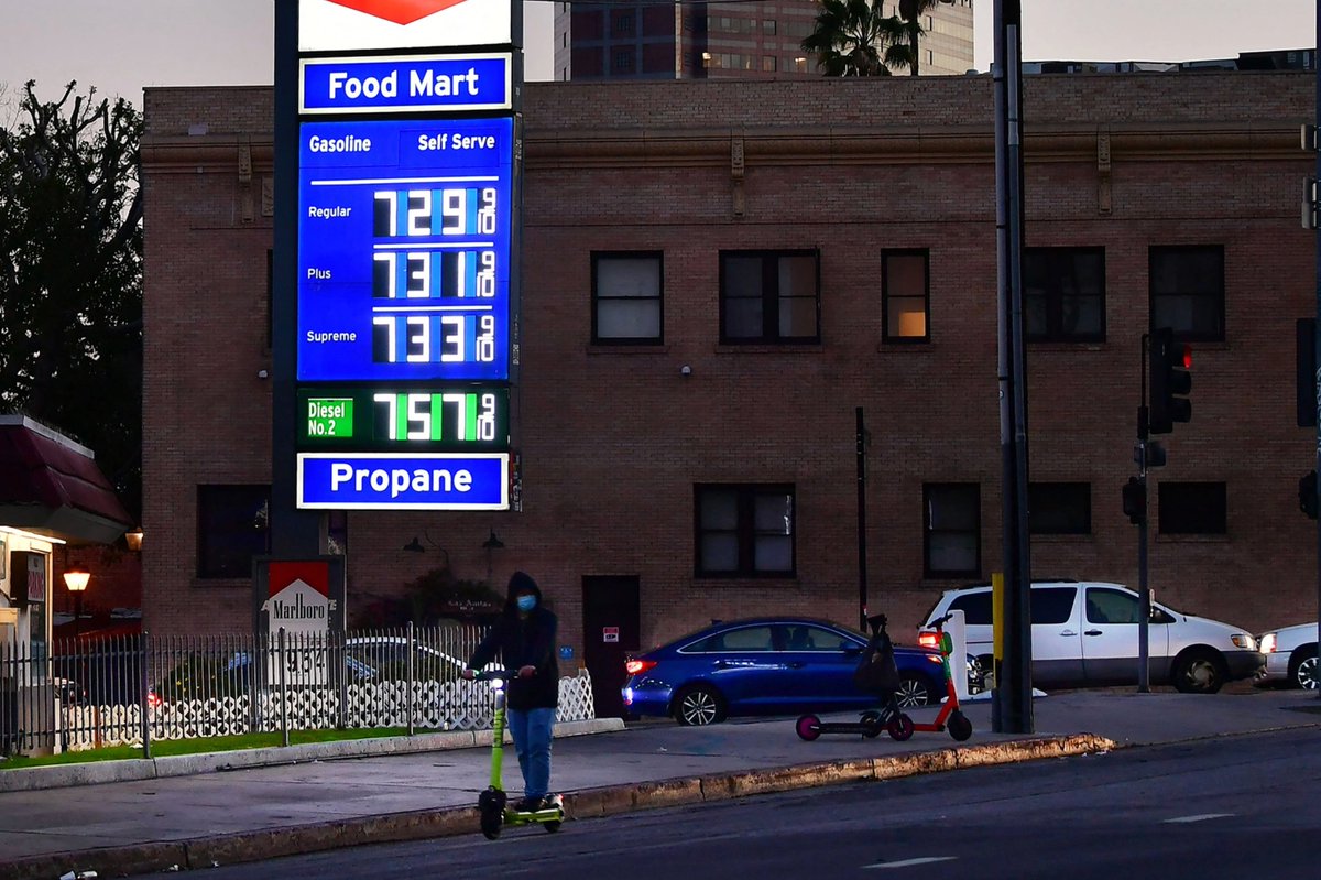 dukelovestaxes's tweet photo. California gas prices in some areas are now higher than the federal minimum wage of $7.25 https://t.co/lN3TqPeJR3