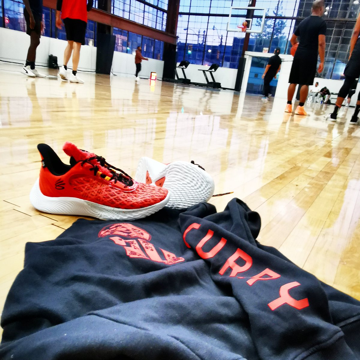 CanBallReport's tweet photo. Tuesday run in with @luckymansc at @ballmatics. Caught up with some people I haven't seen in years, literally. I'm always to the game grateful for the people I've met.
#CanBall #oldmanrun #luckymansc #ballmatics #underarmourca #underarmour #Currybrand #uabasketball #ballislife https://t.co/XzcHMCbi1f