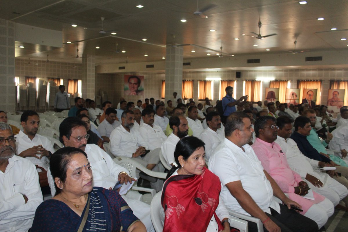 AmitChavdaINC's tweet photo. .@INCGujarat के उप प्रमुख, महामंत्री और शहर जिला प्रमुख के साथ @RaghusharmaINC जी, @jagdishthakormp  जी  @SukhramRathava जी  की मौजूदगी में #Mission2022 के अंतर्गत आनेवाले समय के कार्यक्रमों और रणनीति पर विस्तृत चर्चा। https://t.co/CnThFH92Gc