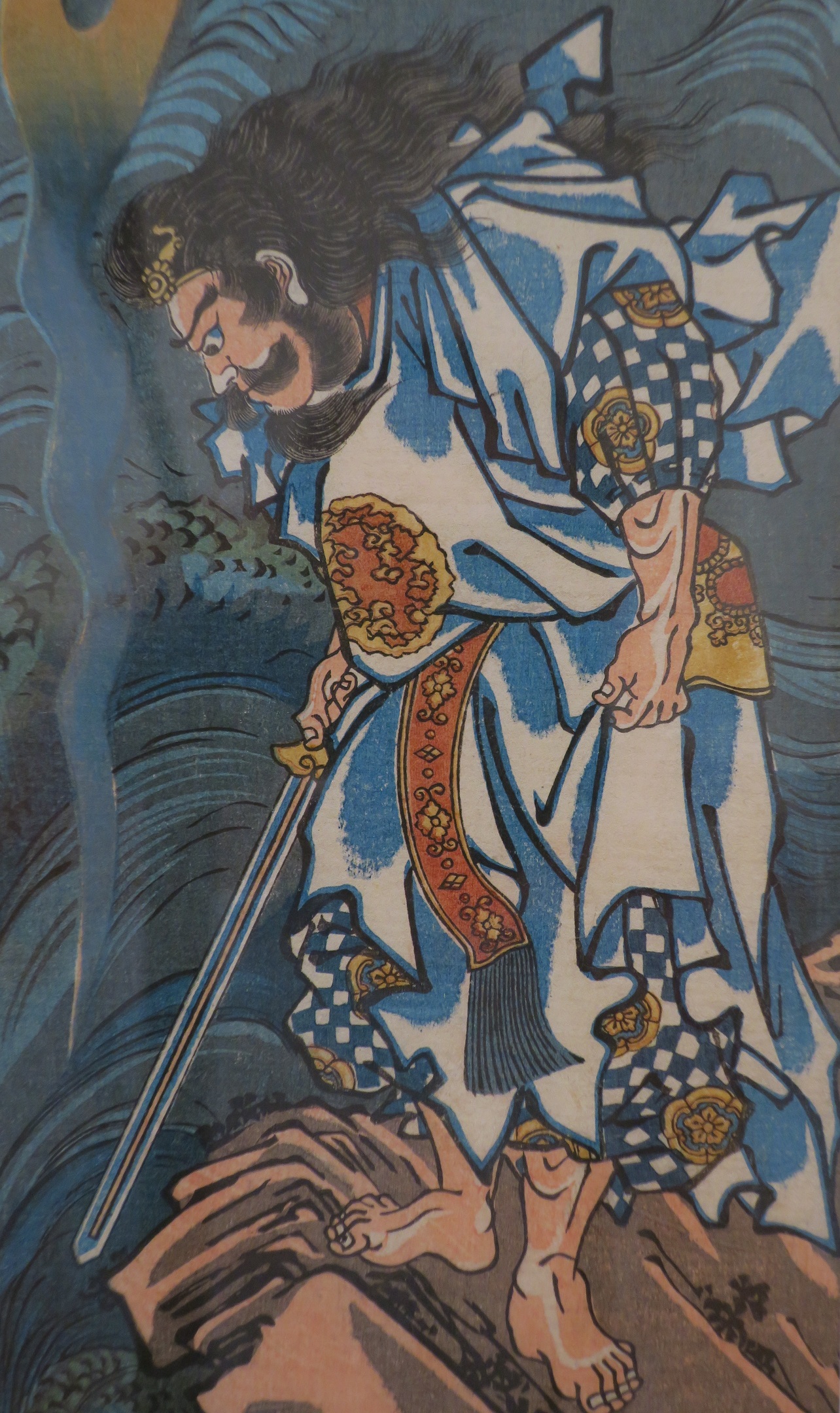 新潟県立万代島美術館 Theheroes展 ヒーロー列伝1 武者絵 に描かれたヒーローたちをご紹介します 初回は日本神話の荒ぶる神スサノオノミコト 八つの頭と尾を持つヤマタノオロチを退治して得た剣が 後の三種の神器の一つ草薙剣 です 万代島美術館
