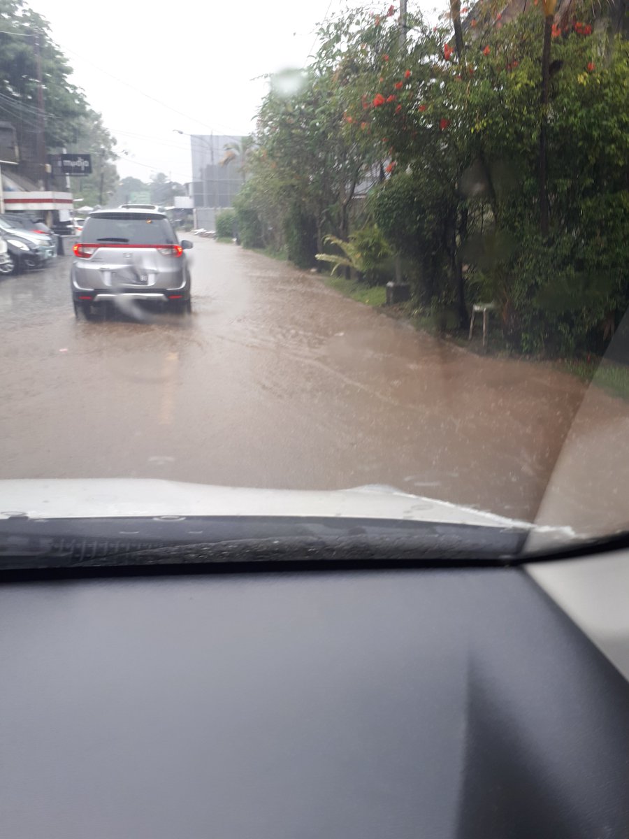 BabaBogor's tweet photo. @PemkotaBogor @BimaAryaS @KPK_RI @kanal_kpk JL. Pajajaran Indah V dari perapatan depan Indomaret Vila Duta sampai ke RS. BMC selalu banjir. Padahal got ada. Mampet dibiarkan. Kapan mau dibereskan ? https://t.co/0od0yIZvKt
