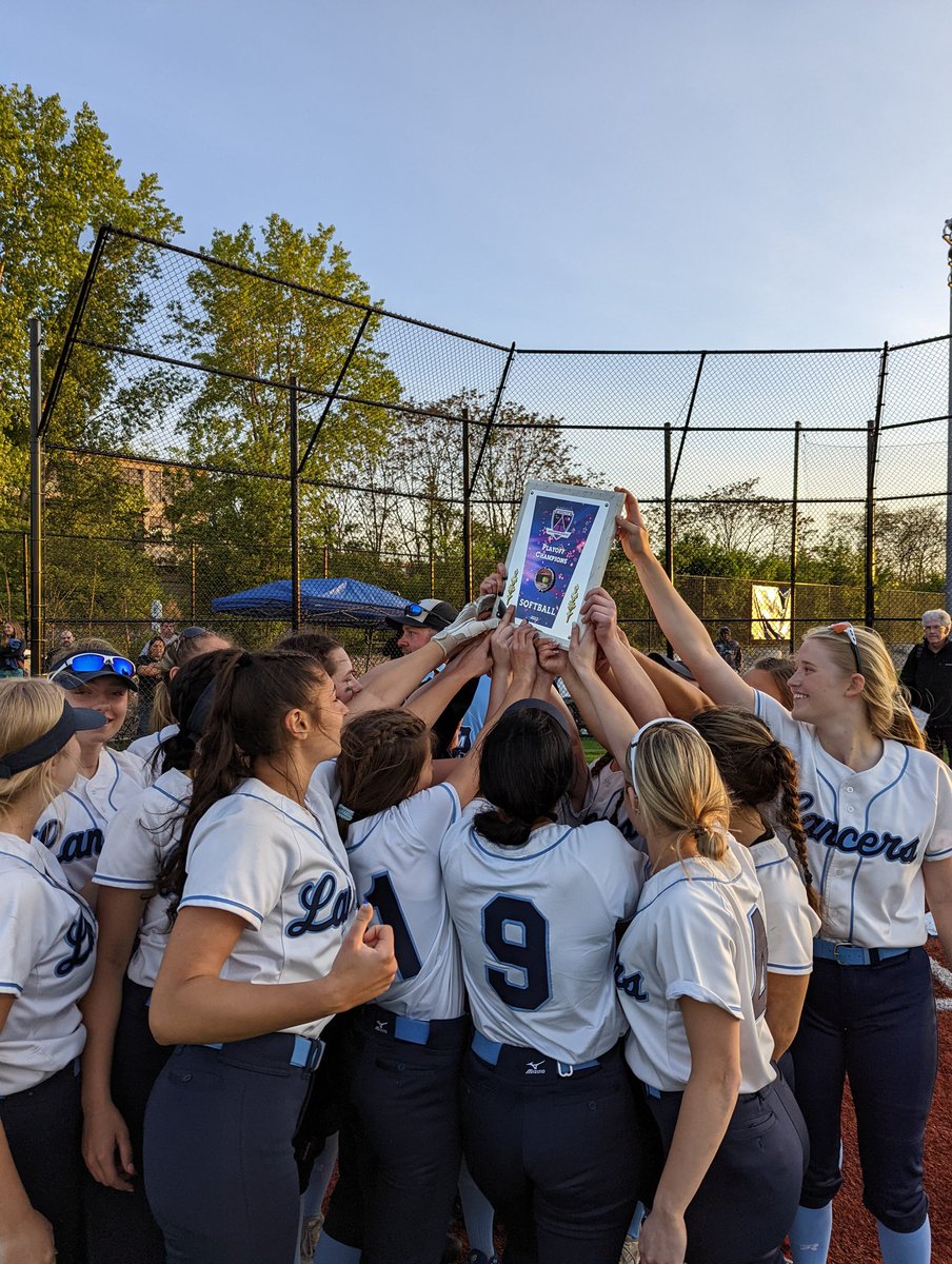 SMHSoftball2017's tweet photo. The lancers have some it again for the 3rd year in a row!! So very proud of all of these Ladies!! Here we come NYC 💙 @SMHAthletics @WNYAthletics @sportsunionwny @bufnewspreptalk  @WGRZHSSports @mmj5838 https://t.co/ZqxJVrwSc6