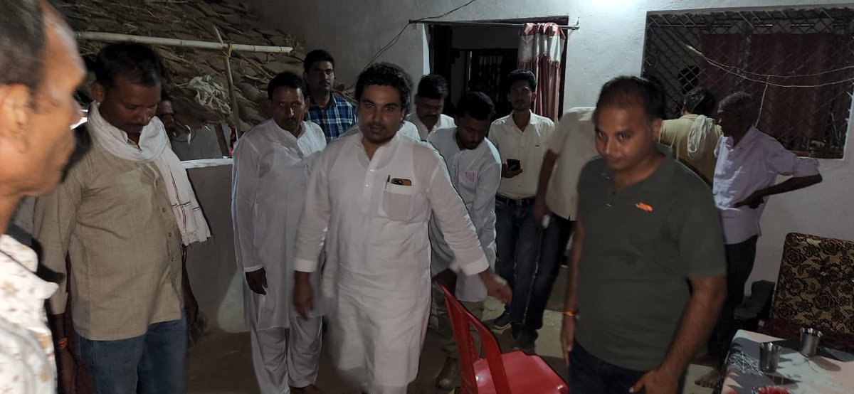 Siddh_vindhya's tweet photo. सिरमौर विधानसभा:गढ़ेहरा

मनीष यादव जी के यहाँ श्रीरामचरितमानस के समापन एवं बारहों संस्कार में शामिल हुआ।

इस दौरान सड़क दुर्घटना में घायल हुए मनीष के स्वास्थ्य की जानकारी प्राप्त कर शीघ्र स्वस्थ होने की कामना की। https://t.co/f6wSNWXHhf