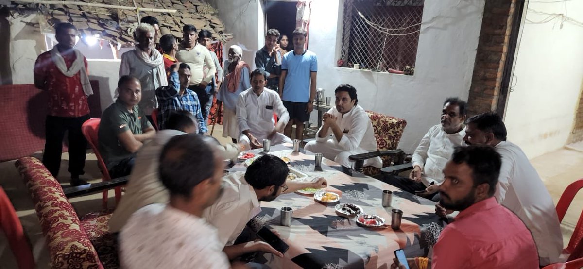 Siddh_vindhya's tweet photo. सिरमौर विधानसभा:गढ़ेहरा

मनीष यादव जी के यहाँ श्रीरामचरितमानस के समापन एवं बारहों संस्कार में शामिल हुआ।

इस दौरान सड़क दुर्घटना में घायल हुए मनीष के स्वास्थ्य की जानकारी प्राप्त कर शीघ्र स्वस्थ होने की कामना की। https://t.co/f6wSNWXHhf