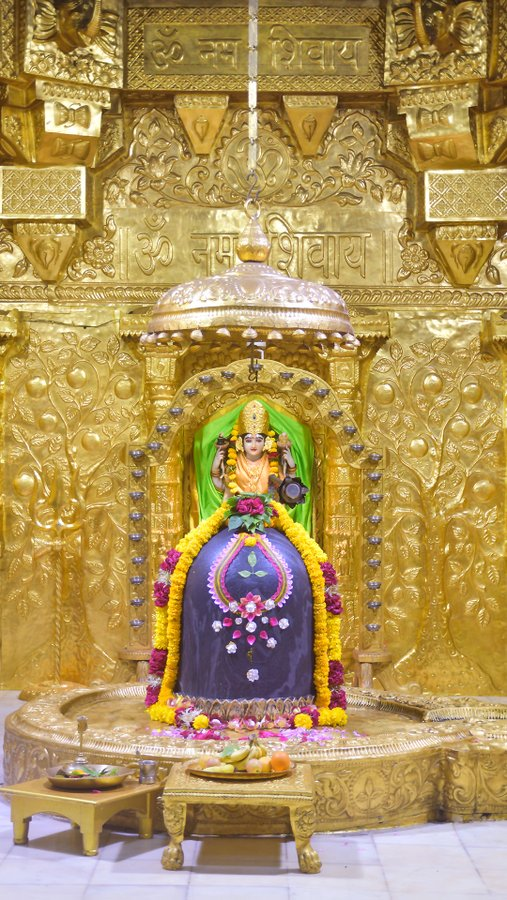 News18Guj's tweet photo. સોમનાથ મહાદેવના પ્રાત:શ્રૃંગાર દર્શન🙏🙏 https://t.co/GcLHnn6MzE