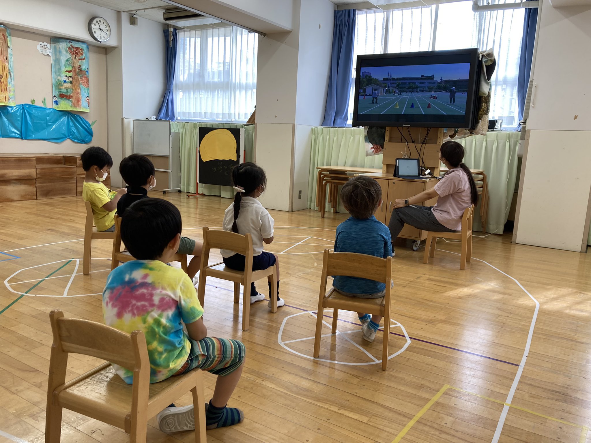 本村幼稚園 幼小合同運動会に向けて かけっこ バルーン演技を張り切っています 一生懸命動いていると 自分達の様子が分からないので ビデオ撮影した映像を見てみました 友達を応援したり 音楽に合わせて身体を揺らしたりしながら ビデオ鑑賞を