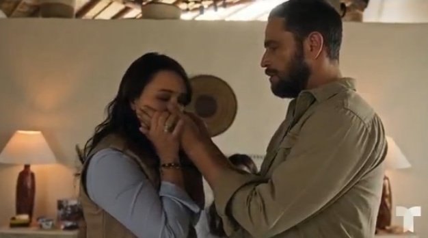 l4lidch_'s tweet photo. sara? la más cariñosa de todas. desde que lo tiene frente a frente lo único que hace es agarrarle las manos y besarla 🥺🥺 #PasionDeGavilanes2 https://t.co/qzQeUVM9vC