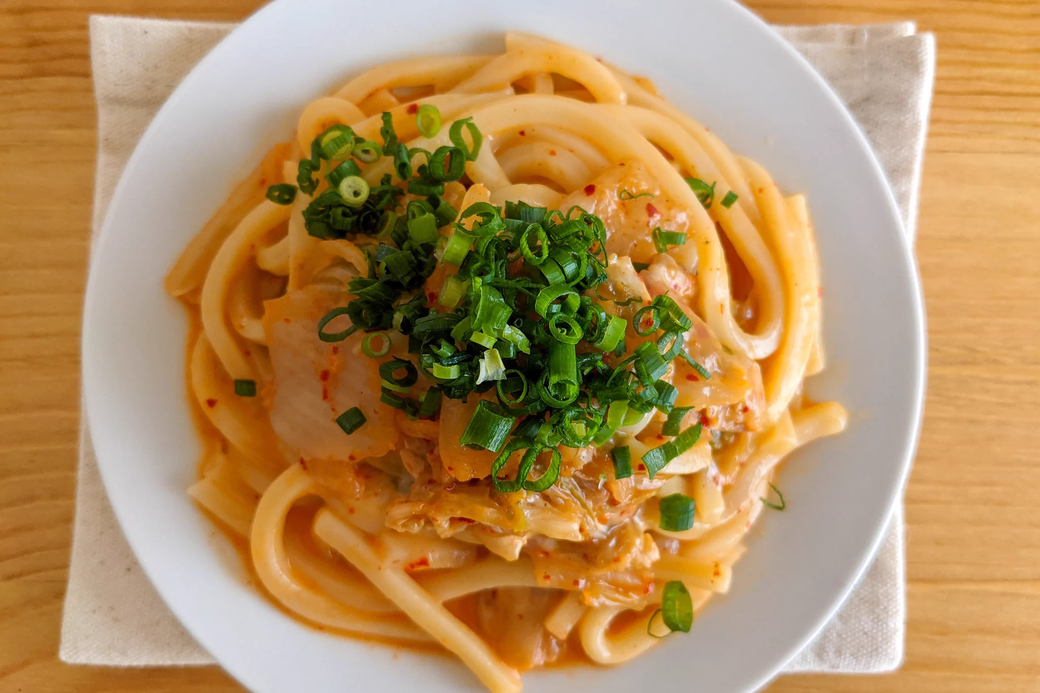 とろけるチーズがたまらない！キムチとチーズの煮込みうどん。