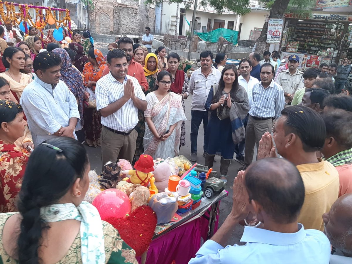 saket_sharma10's tweet photo. हमने @ChouhanShivraj के आग्रह पर @d2harsh जी के साथ आंगनवाड़ी के बच्चो के  लिये #राजगढ़ से खिलोने और सहयोग मांगा,,,
जनसहयोग और भरपूर खिलोने और खाद्य सामग्री दान करने के लिये हृदय से राजगढ़ का आभार,,,,
@CMMadhyaPradesh
@OfficeofSSC @collectorrajga1 @KanoongoPriyank @JansamparkMP https://t.co/nDGnAi3JXB
