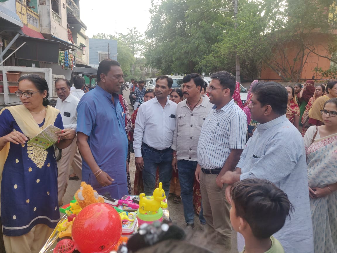 saket_sharma10's tweet photo. हमने @ChouhanShivraj के आग्रह पर @d2harsh जी के साथ आंगनवाड़ी के बच्चो के  लिये #राजगढ़ से खिलोने और सहयोग मांगा,,,
जनसहयोग और भरपूर खिलोने और खाद्य सामग्री दान करने के लिये हृदय से राजगढ़ का आभार,,,,
@CMMadhyaPradesh
@OfficeofSSC @collectorrajga1 @KanoongoPriyank @JansamparkMP https://t.co/nDGnAi3JXB