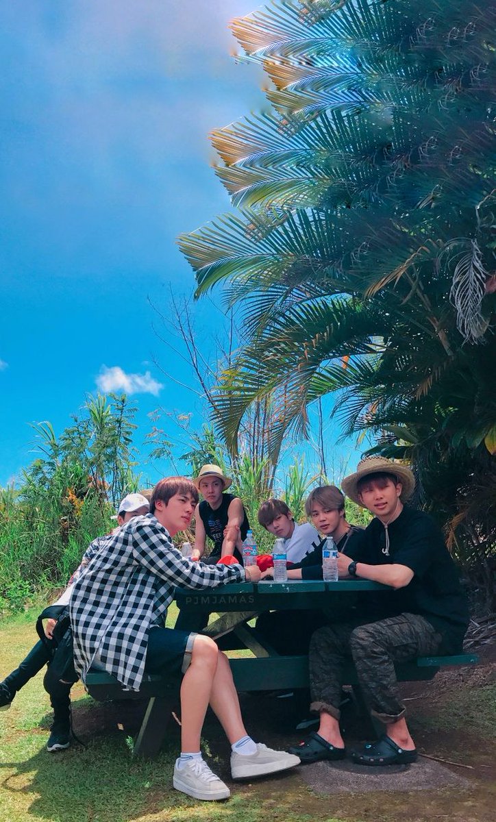 winoynaa's tweet photo. rindu konten² @BTS_twt 🥺
dah nton bolak balik skrg mulai jenuh, hayuuuk ath RUN BTS , BON VOYAGE , IN THE SOOP 😭 https://t.co/uNxzfICFTY