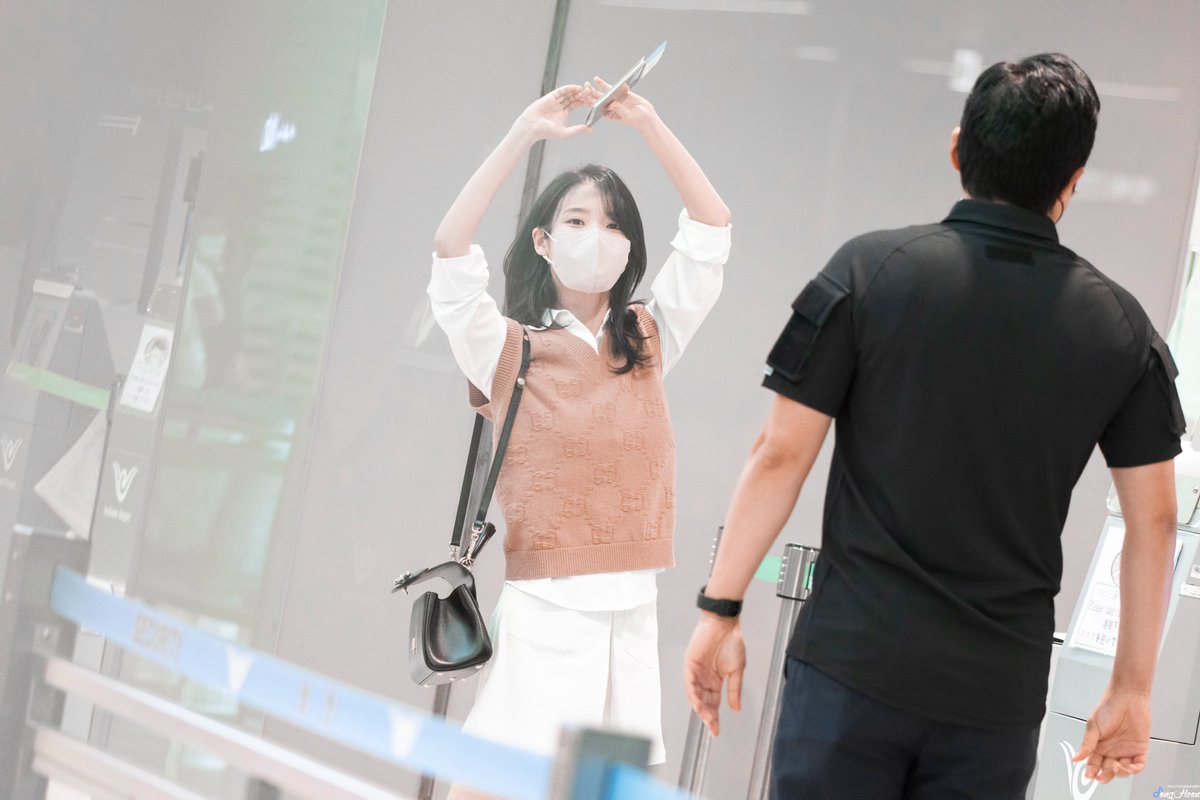JongHeon_IU0516's tweet photo. 220524 아이유 인천공항 출국
#아이유 #IU #이지은 #브로커 #Broker https://t.co/TyHpY69v0v