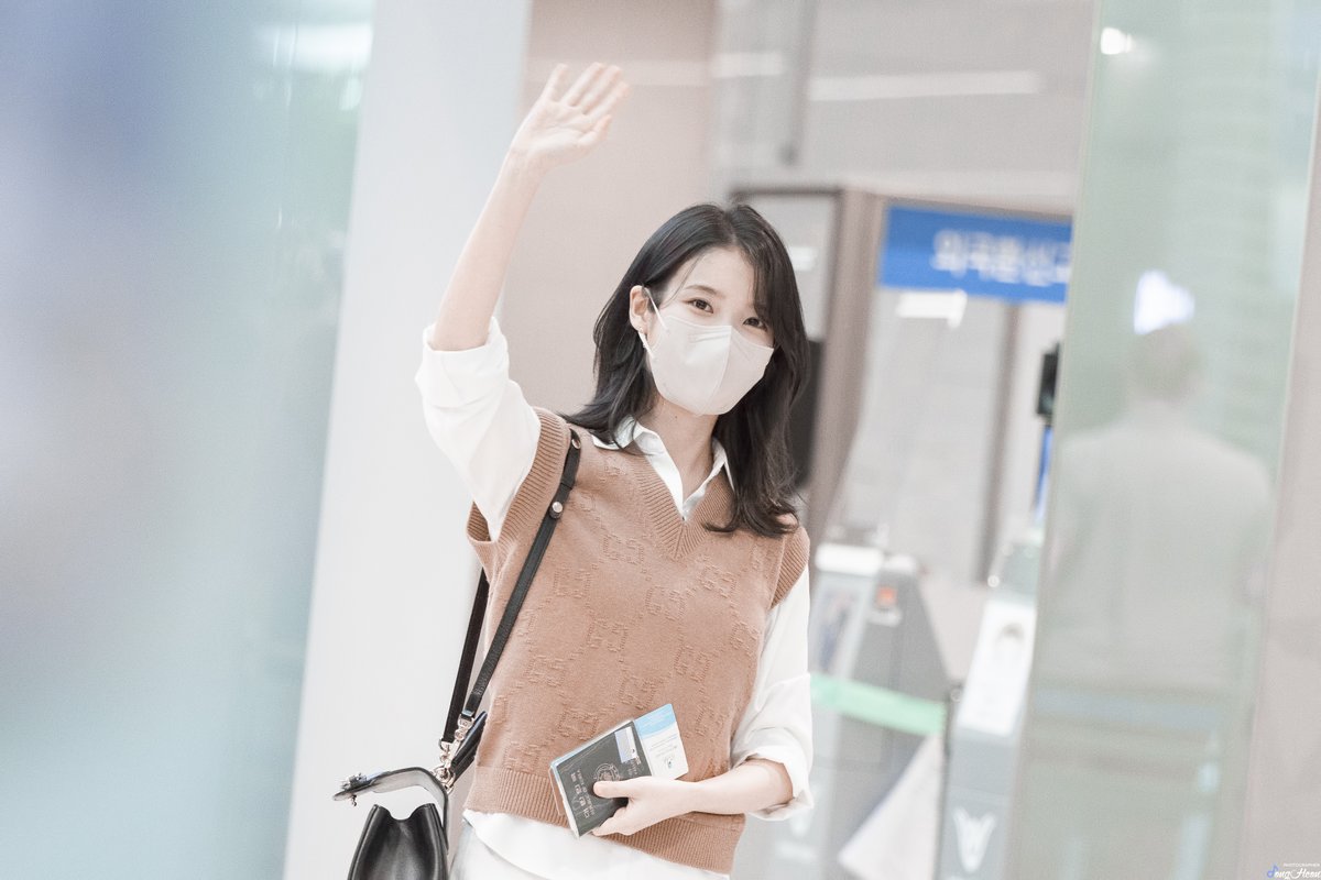 JongHeon_IU0516's tweet photo. 220524 아이유 인천공항 출국
#아이유 #IU #이지은 #브로커 #Broker https://t.co/TyHpY69v0v