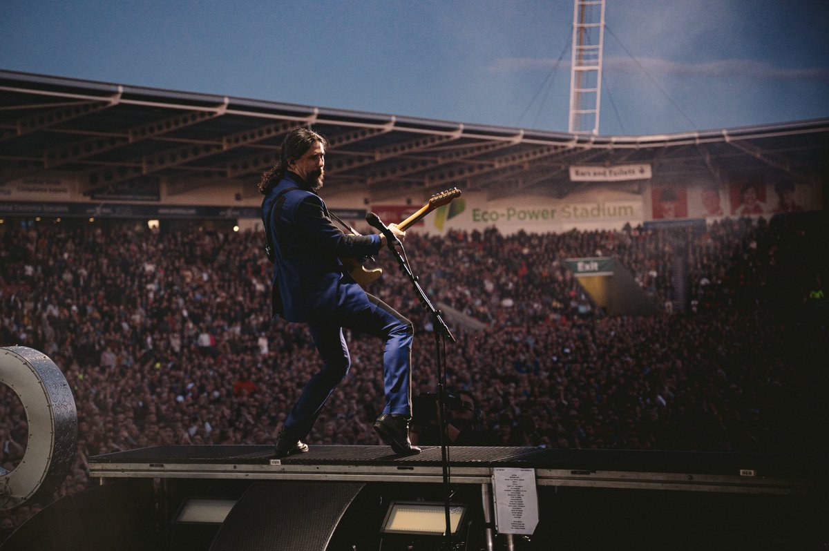 Ted_Sablay's tweet photo. “Run for Cover” at Eco-Power Stadium 📸: @robloud #thekillers #tedsablay https://t.co/NjnQT4sE3t