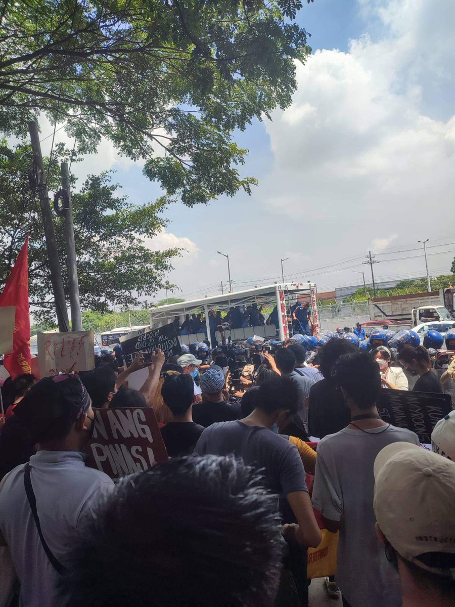 AghamYouth_Engg's tweet image. ALERT: Police officers used water cannons on peaceful protesters outside the Commission on Human Rights during a rally to protest the proclamation of the President and Vice President amid the widespread and blatant election anomalies.

#RejectMarcosDuterte