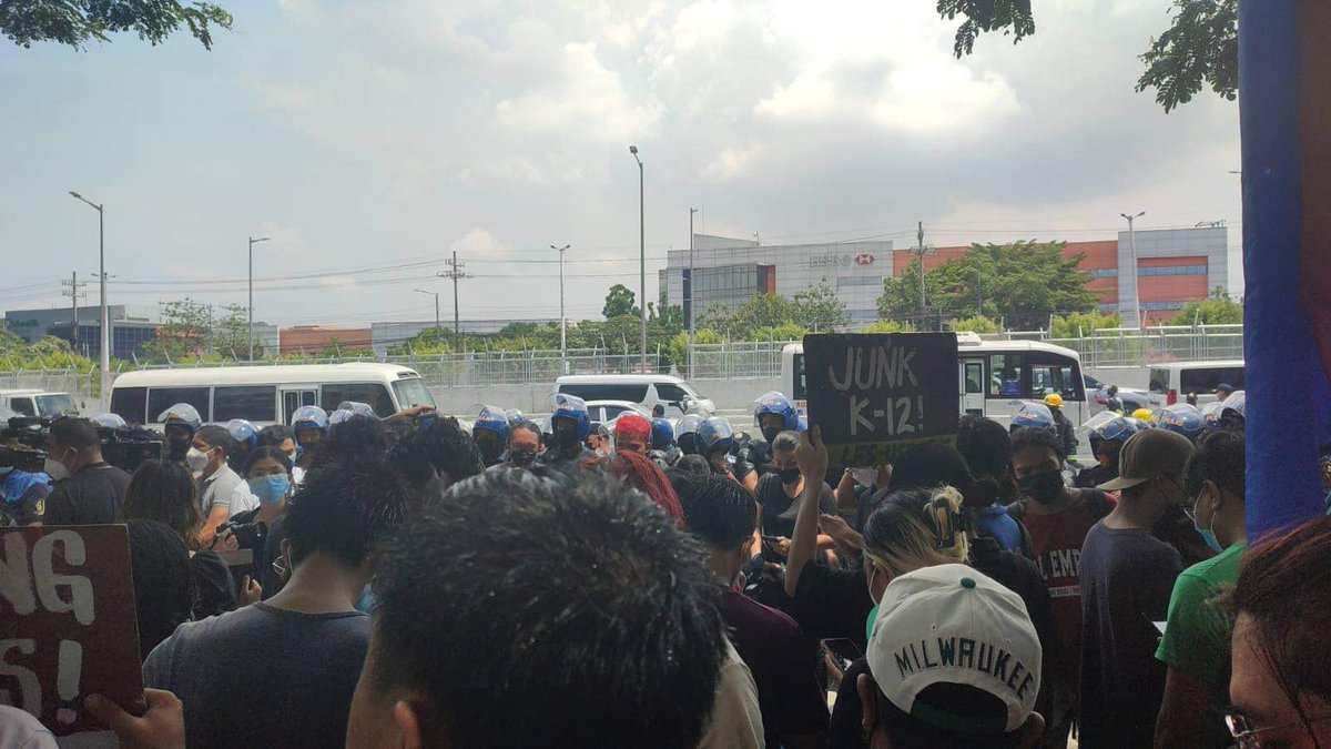 AghamYouth_Engg's tweet image. ALERT: Police officers used water cannons on peaceful protesters outside the Commission on Human Rights during a rally to protest the proclamation of the President and Vice President amid the widespread and blatant election anomalies.

#RejectMarcosDuterte