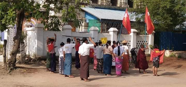 Khithitofficial's tweet photo. ရွှေဘိုရှိ ကျေးရွာတစ်ရွာတွင် အကြမ်းဖက်စစ်တပ်ကို ဆန့်ကျင်ပြီး NUG ကို ထောက်ခံကြောင်း ဆန္ဒပြ

ရန်ကုန်၊ မေ ၂၅ https://t.co/dfTIWbs3mP