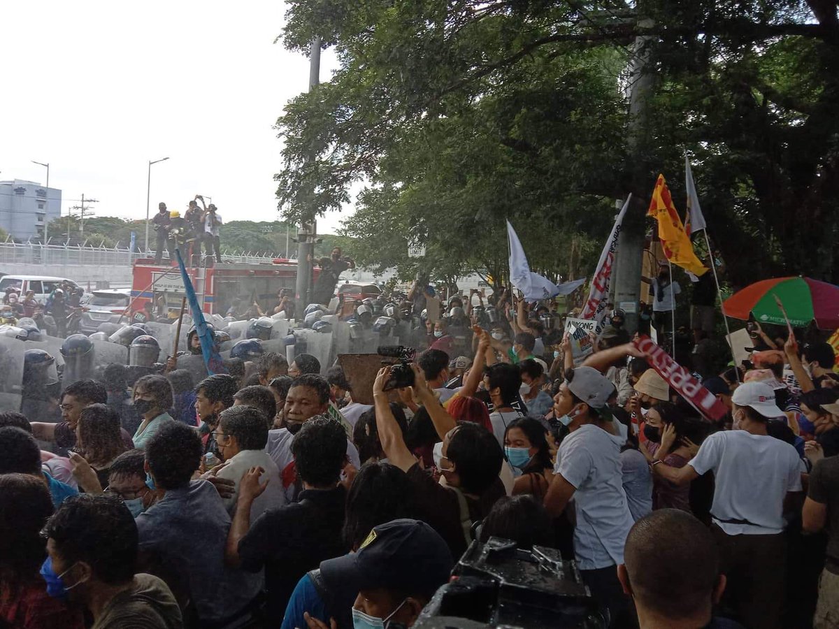 LFSPhilippines's tweet photo. ALERT: At least 10 injured individuals are injured and in need of medical assistance after the Philippine National Police attempted to disperse a peaceful protest at the Commission on Human Rights today, March 24, 2022. https://t.co/GEktQxxQUk