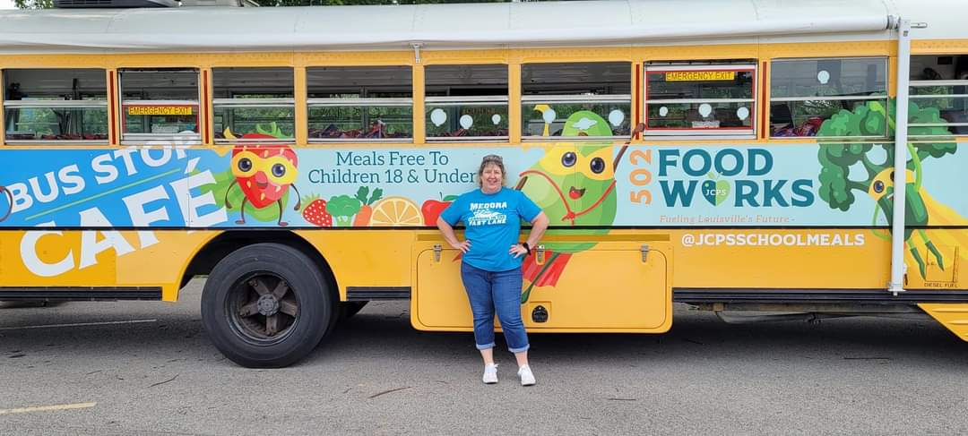 jcpsschoolmeals's tweet photo. The Medora Elementary lunch ladies had a special surprise for the kiddos today for Field Day!!🍉🍔🍊🍇#TheLunchBus #BusStopCafe 🍎🥦🍕🥗@jcpsky https://t.co/vbFOFETggh
