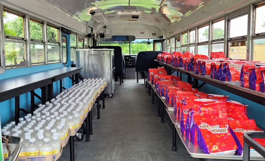 jcpsschoolmeals's tweet photo. The Medora Elementary lunch ladies had a special surprise for the kiddos today for Field Day!!🍉🍔🍊🍇#TheLunchBus #BusStopCafe 🍎🥦🍕🥗@jcpsky https://t.co/vbFOFETggh