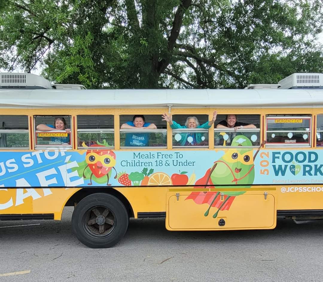jcpsschoolmeals's tweet photo. The Medora Elementary lunch ladies had a special surprise for the kiddos today for Field Day!!🍉🍔🍊🍇#TheLunchBus #BusStopCafe 🍎🥦🍕🥗@jcpsky https://t.co/vbFOFETggh