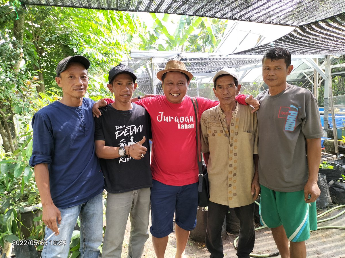 DhafirBibit's tweet photo. Kedatangan juragan lahan bang #Narji di pembibitan kunyit hitam dan isyaallah akan diberi lahan dan modal untuk mengembangkan budidaya kunyit hitam dan pertanian sorgum
#sinergitanpabatas #petanimuda #petanimilenial #PPSmilenial https://t.co/rg3uvkuCXE