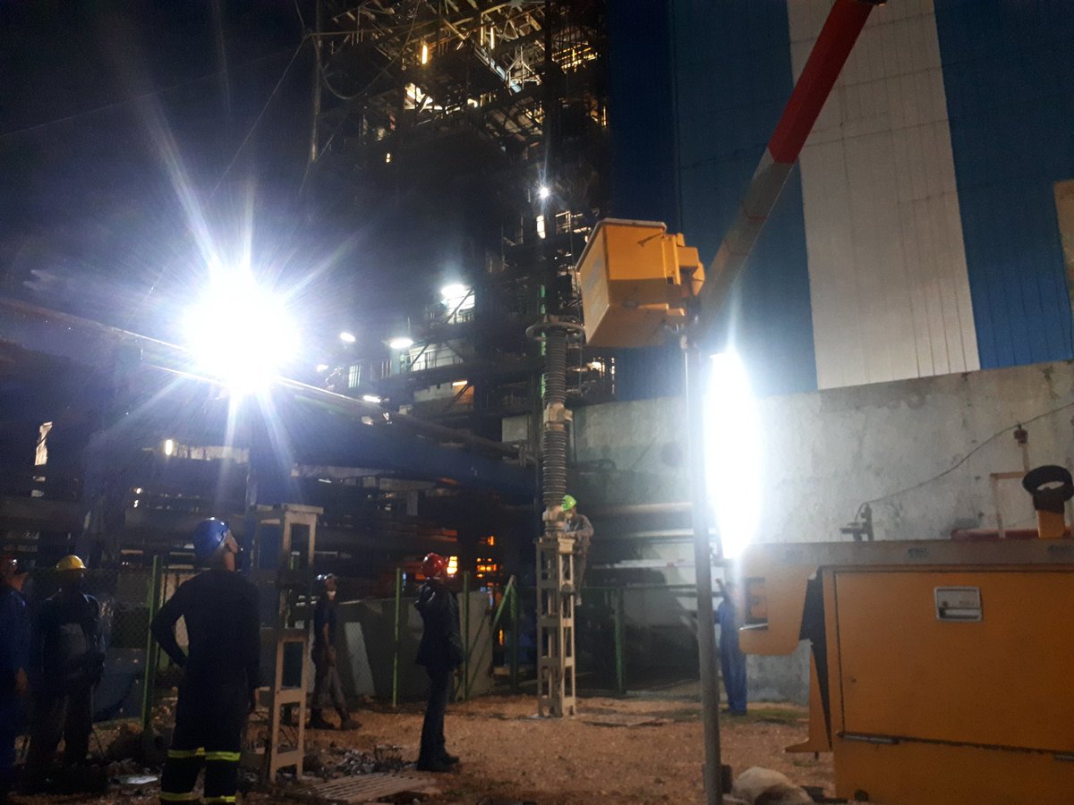 Trabajos en la CTE Antonio Guiteras de #Matanzas en la línea de 220 KV  afectados por una descarga eléctrica. <a href="/SuselyMorfaG/">Susely Morfa González</a> <a href="/mariofsabines/">Mario Sabines Lorenzo</a>