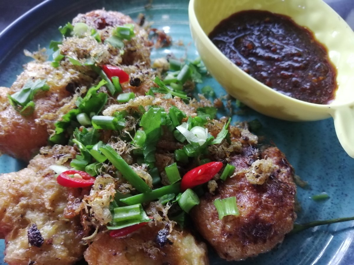 iammyraalias's tweet image. Dapat pekena tauhu bergedil letop tgh sejuk2 lepas hujan mmg sedap💚

#tauhubergedilletopjenjarom
#tauhubergedil
#sambalkicap
#jenjarom
#banting
#delivery
#openorder