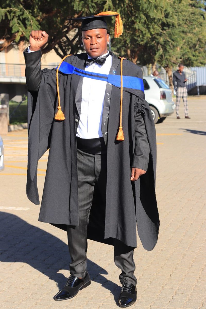 BennyMayengani's tweet photo. Swi hetisekile
Ahi xibelani gaweni ava lombi 
BA in Public Management and Governance 
I dedicate this degree to my late Mom Mamayila Baloyi niri etlela Vurhongo https://t.co/tvDxfS70Cy