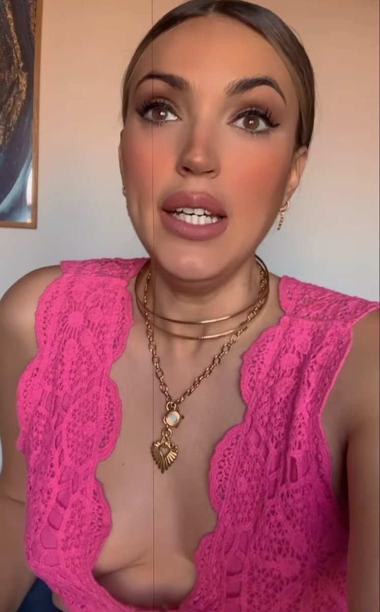 missdelriesgo's tweet photo. A Marta Riesco hay que reconocerle el mérito para ser choni, porque no cualquiera puede serlo de manera tan natural. Con el top de crochet mal cerrado... 🤦🏻♀️a propósito?.
#martariesco
#sitengasmiedo
#choneando https://t.co/Hj9HM5qzNw
