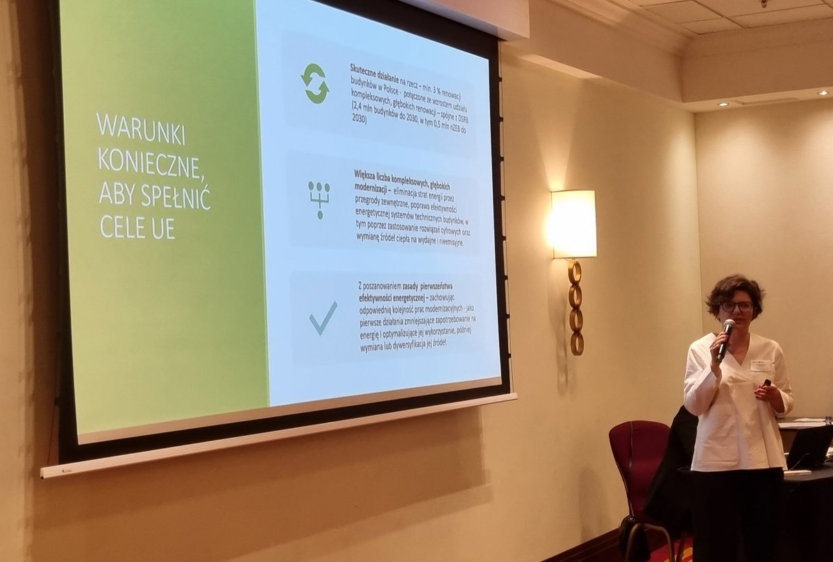 AlekStepniak's tweet photo. @JustynaGlusman z @IRenowacji o tym jak istotna jest #EfektywnośćEnergetyczna budynków w kontekście realizacji celów polityki klimatycznej na II Krajowym Okrągłym Stole dot. finansowania ee w PL organizatorzy: @sape_polska, Związek Banków Polskich, @DenmarkinPoland https://t.co/wXFmW8Fz3f