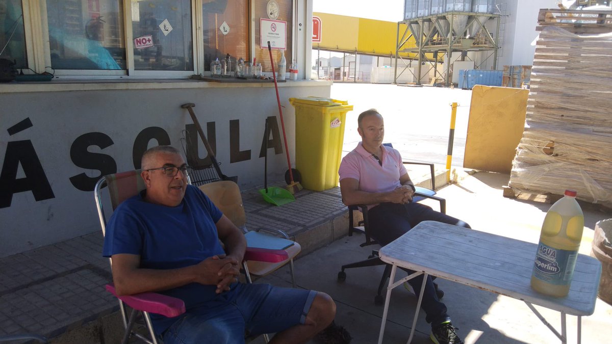 Trab_Zumosol's tweet image. 157 días,38 trabajadores/as seguimos así…
Viviendo debajo de una chapa,en los aparcamientos de la fábrica ZUMOSOL por impagos de nóminas y porque han querido finiquitar sin pagar ni un duro 

Por favó ayudadnos a difundir este tweet,que sepan hasta en la china nuestra situación