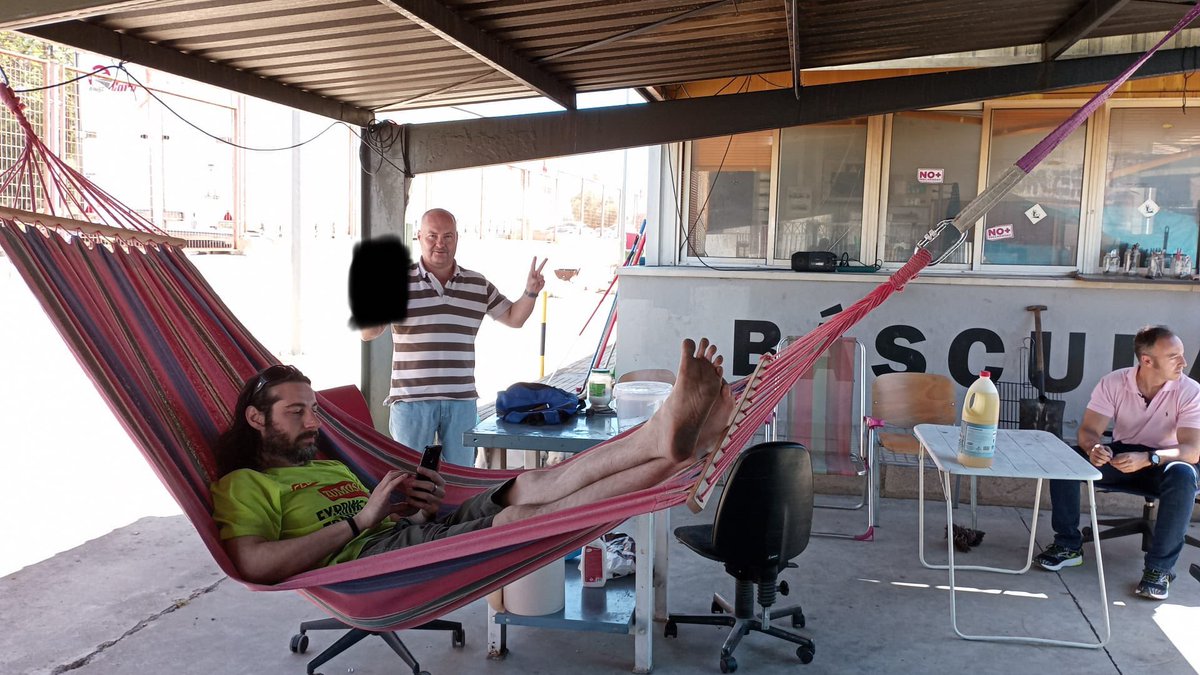 Trab_Zumosol's tweet image. 157 días,38 trabajadores/as seguimos así…
Viviendo debajo de una chapa,en los aparcamientos de la fábrica ZUMOSOL por impagos de nóminas y porque han querido finiquitar sin pagar ni un duro 

Por favó ayudadnos a difundir este tweet,que sepan hasta en la china nuestra situación
