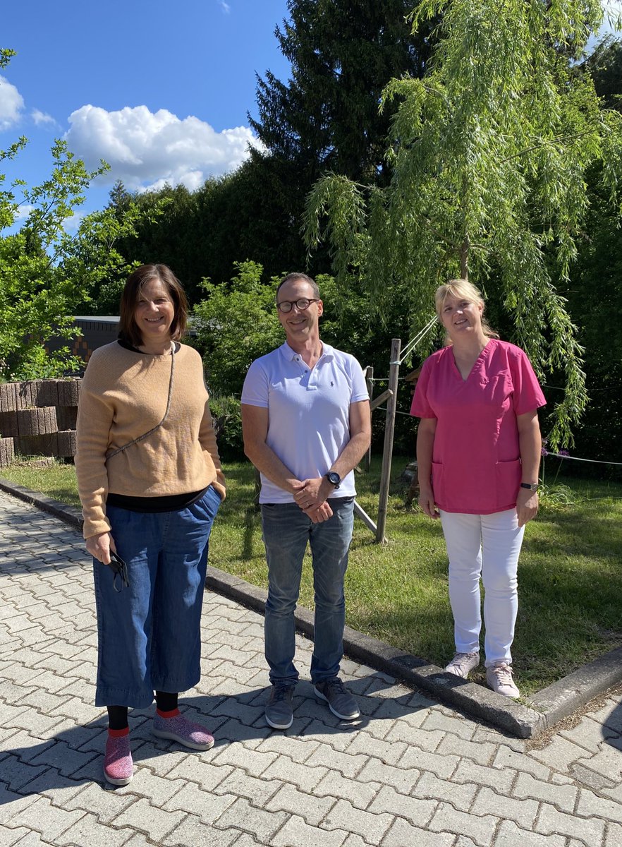 UlfZitterbart's tweet photo. Heute Thema VERAH @GoeringEckardt mit Manuela Hermann vorgestellt. Vielen Dank für das angenehme Gespräch!         Medizinische Versorgung ländlicher Regionen ist ein wichtiges Zukunftsthema. Vorhandene Strukturen nutzen und ausbauen. @hausaerzteverb https://t.co/2XOEJz41Mc