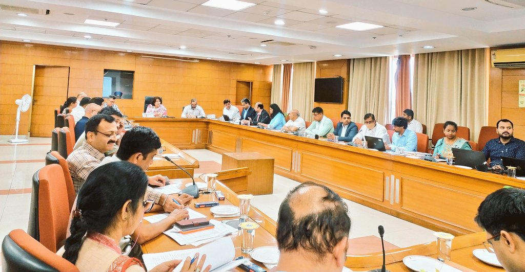 horticulturehry's tweet photo. कृषि एवं किसान कल्याण विभाग की ACS @sumitamisraकी अध्यक्षता में एवं बागवानी महनिदेशक @arjunhry की उपस्थिति में छोटे किसान कृषि-व्यवसाय संघ हरियाणा (#SFACH) के सामान्य निकाय की बैठक हुई।#SmallFarmers #smallbusiness #FPO
#Projects #agriculture #Horticulture #Honey #Haryana https://t.co/0EOu7wcXd0