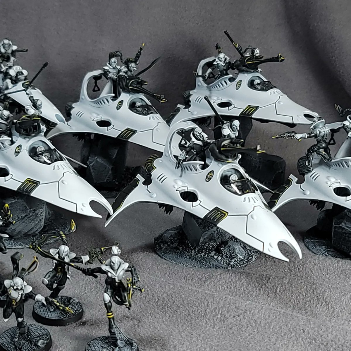 EthanHandwork's tweet photo. Forgot to take individual shots for the characters which is a shame, thought the solitaire and death jesters in particular were pretty good.
#aeldari #harlequins #deathjester #jetbikes #warmongers #warhammercommunity #warhammer40k #paintingwarhammer #40k #warhammer https://t.co/PMLUg4xMbS