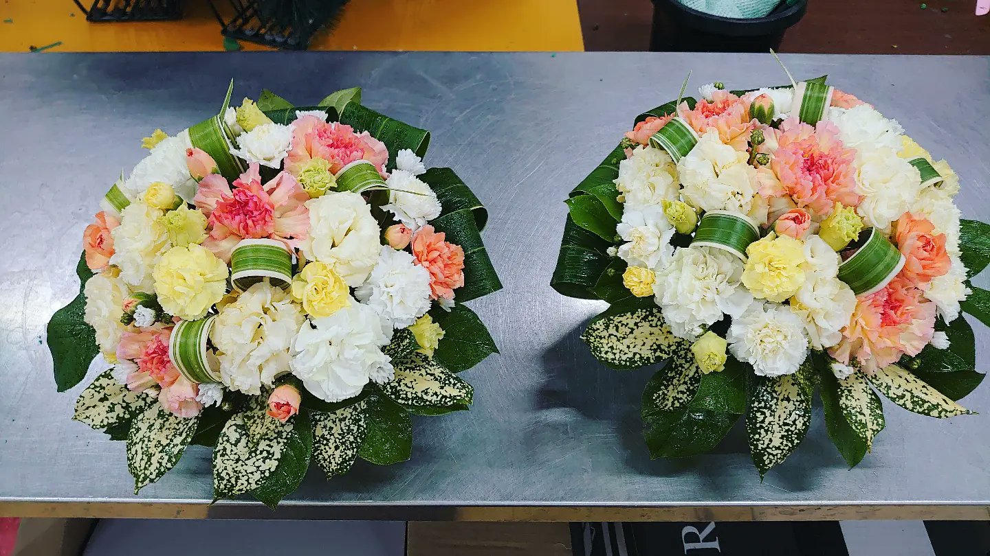 タネイチ タツヤ オレンジ 黄色を使って明るくとの御希望の対のアレンジ 生花 生花祭壇 花祭壇 花 祭壇花 生花装飾 菊 青森県 青森花屋 八戸市 青森市 おいらせ町 三沢市 十和田市 八戸花屋 フラワーアレンジメント アレンジメント