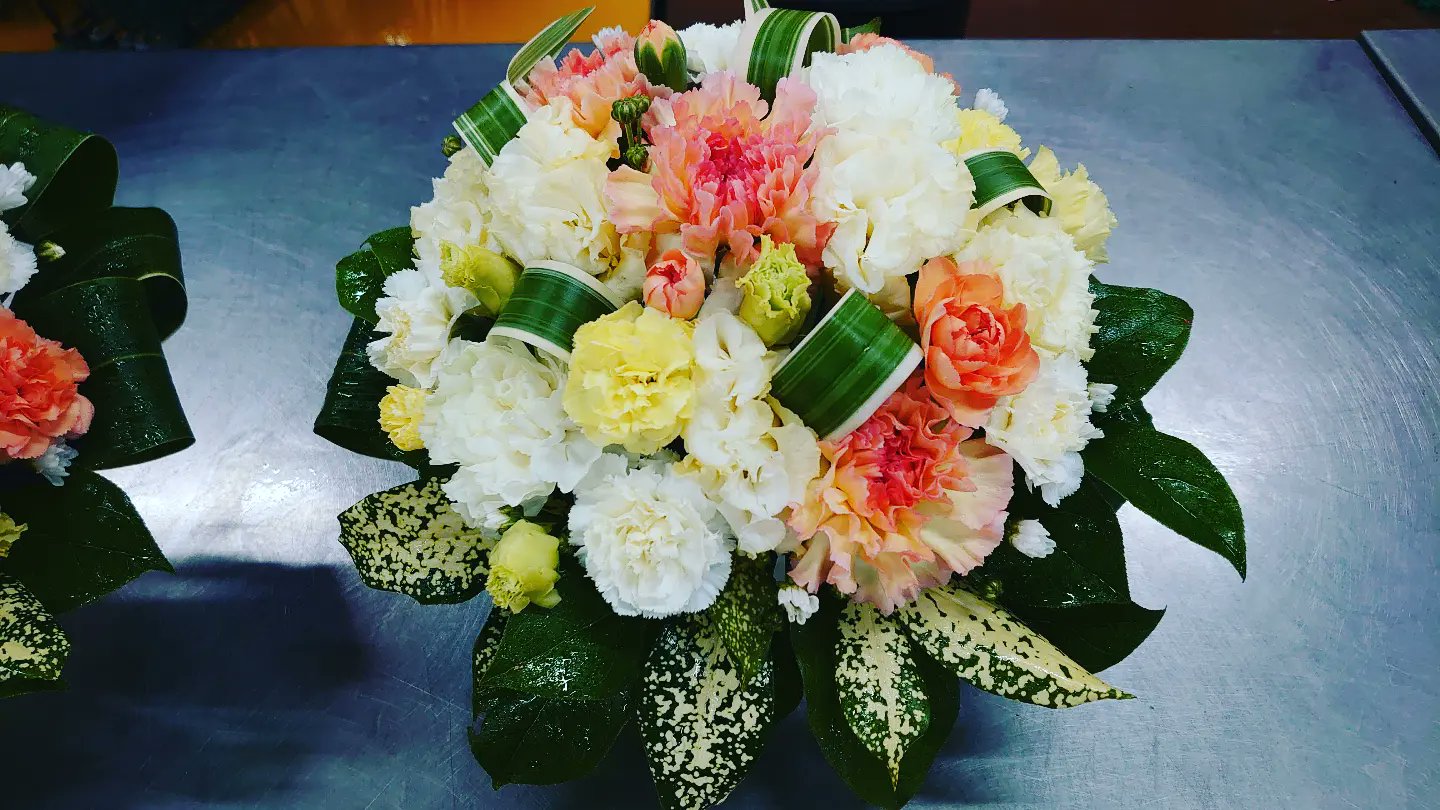 タネイチ タツヤ オレンジ 黄色を使って明るくとの御希望の対のアレンジ 生花 生花祭壇 花祭壇 花 祭壇花 生花装飾 菊 青森県 青森花屋 八戸市 青森市 おいらせ町 三沢市 十和田市 八戸花屋 フラワーアレンジメント アレンジメント