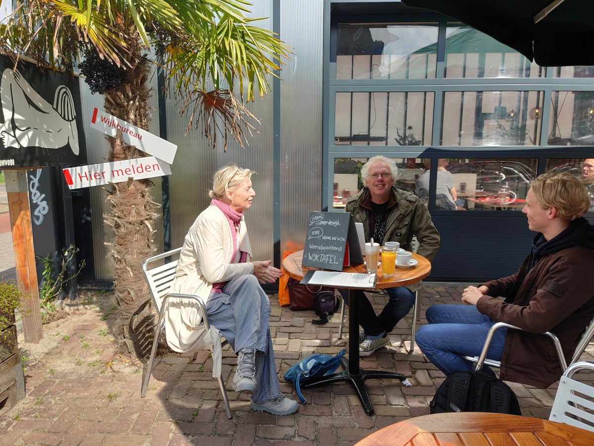 De wijktafel bij De Pomp is er weer, zoals elke woensdagmorgen. Bezoek van Sylvia van der Garde, van het LSA (Landelijk Samenwerkingsverband Actieve bewoners).